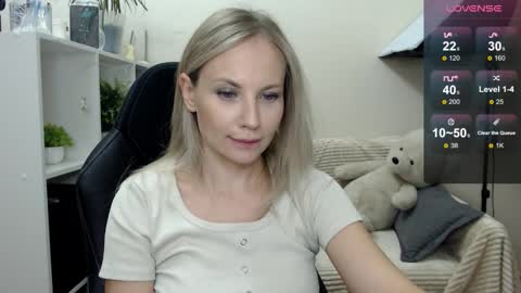 Snapshot of sunny_bunny6 chatting on October 2025 02:41:01 AM Naomi online show from October 2025 02:41:01 AM