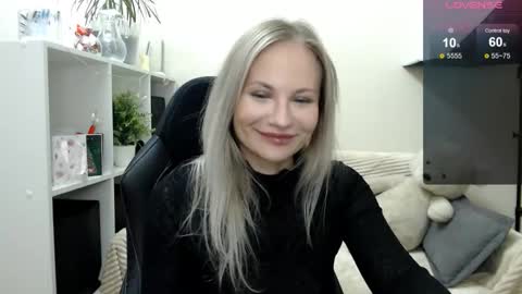 Snapshot of sunny_bunny6 chatting on November 2025 05:02:01 PM Naomi online show from November 2025 05:02:01 PM