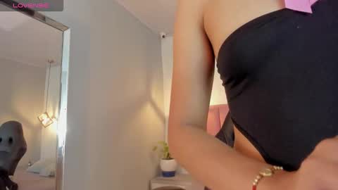 Snapshot of sunnycyrus chatting on October 2025 12:50:02 PM S U N N Y online show from October 2025 12:50:02 PM