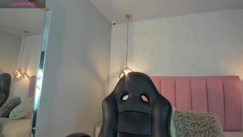 Snapshot of sunnycyrus chatting on November 2025 12:26:01 PM S U N N Y online show from November 2025 12:26:01 PM