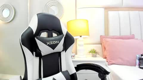 Luciana online show from November 2025 06:30:02 PM