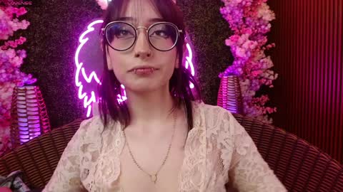 Roxanee online show from April 2026 09:01:01 PM