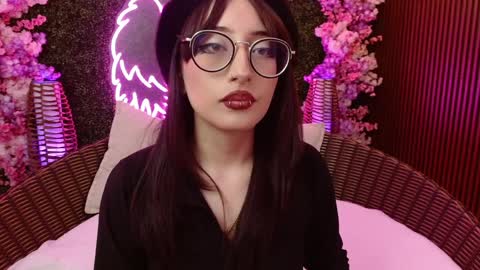 Roxanee online show from April 2026 08:25:02 PM