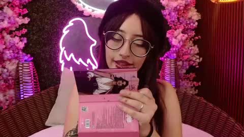 Roxanee online show from April 2026 08:37:01 PM