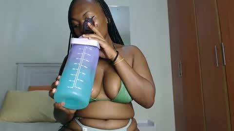 Snapshot of sweetice_01 chatting on November 2025 04:28:02 AM euny online show from November 2025 04:28:02 AM