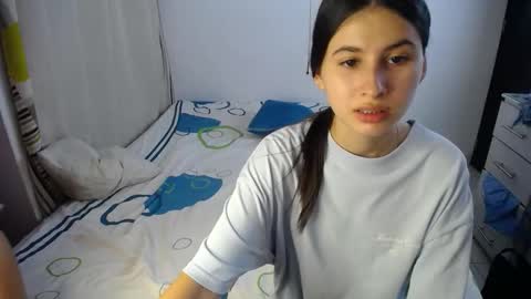 Snapshot of sweetpink1_ chatting on October 2025 04:32:01 AM Caro  Lily online show from October 2025 04:32:01 AM