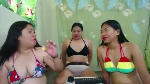 mia and luna online show from April 2026 11:42:01 PM