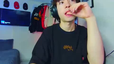 Snapshot of t0n3r chatting on September 2025 01:09:01 AM TONER online show from September 2025 01:09:01 AM