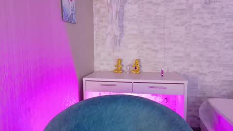 Snapshot of tatii_moon chatting on November 2025 05:17:01 AM Tati online show from November 2025 05:17:01 AM