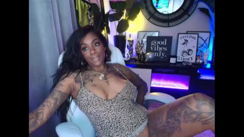 Snapshot of tatted_vixen chatting on January 2025 02:43:02 AM Tatted Queen online show from January 2025 02:43:02 AM