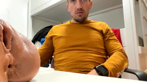 Snapshot of tatuador40 chatting on December 2024 07:01:02 PM Tatuador40 online show from December 2024 07:01:02 PM