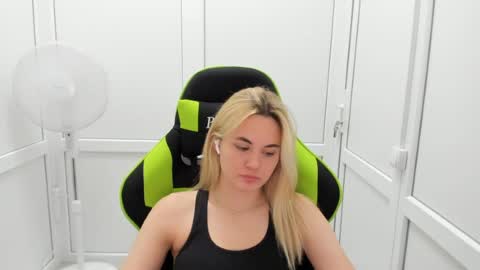 Snapshot of tayla_shy chatting on July 2026 09:50:02 AM Tay online show from July 2026 09:50:02 AM