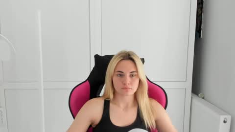 Snapshot of tayla_shy chatting on July 2026 04:42:02 PM Tay online show from July 2026 04:42:02 PM