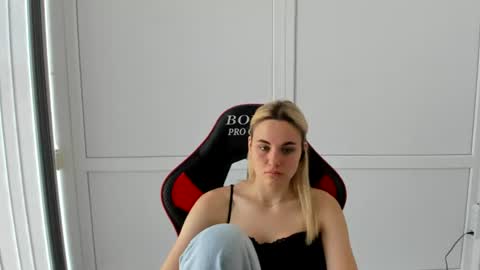 Snapshot of tayla_shy chatting on July 2026 07:01:01 AM Tay online show from July 2026 07:01:01 AM
