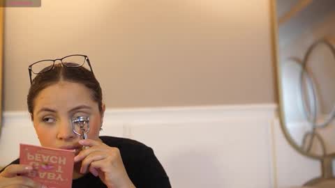 Snapshot of taylerkim chatting on November 2025 04:07:02 PM Teylor Kim online show from November 2025 04:07:02 PM