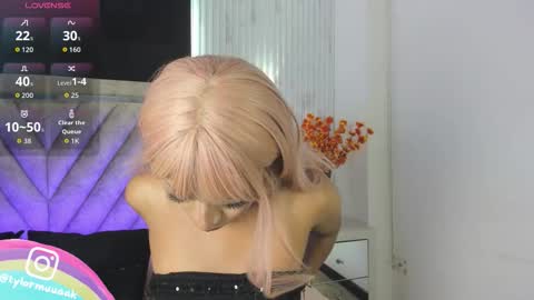 Taylor Harveey online show from November 2025 07:57:01 PM