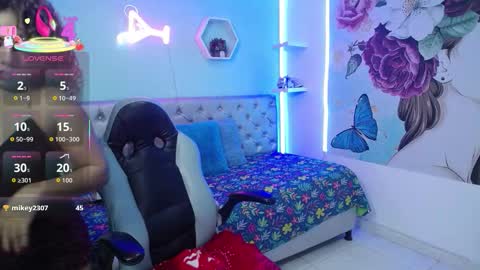 Snapshot of thalia_mills19 chatting on November 2025 08:32:01 PM Andrea online show from November 2025 08:32:01 PM