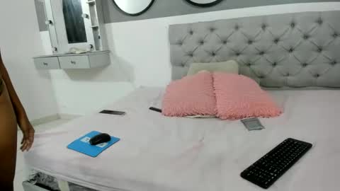 thaliana_evanss online show from November 2025 03:01:02 PM