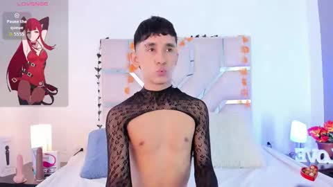 Snapshot of thayler_jones chatting on November 2025 12:39:02 PM Thayler online show from November 2025 12:39:02 PM