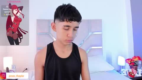 Snapshot of thayler_jones chatting on November 2025 12:09:02 PM Thayler online show from November 2025 12:09:02 PM