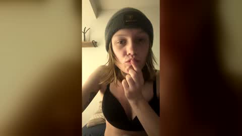 Snapshot of theborderline14 chatting on February 2026 09:13:01 AM theborderline14 online show from February 2026 09:13:01 AM