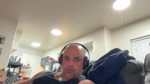 Snapshot of thebuzz777 chatting on December 2025 12:18:01 AM theBuzz777 online show from December 2025 12:18:01 AM