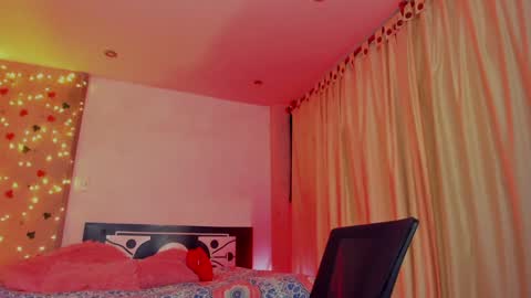 Snapshot of thegoldenbitch chatting on February 2025 02:08:02 AM Goldie online show from February 2025 02:08:02 AM