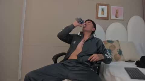 Thiago  online show from March 2026 08:24:01 PM