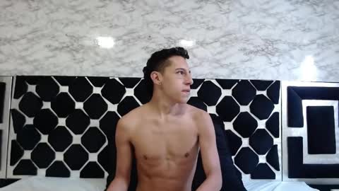 Snapshot of thiagos19 chatting on May 2026 01:07:01 PM Thiago online show from May 2026 01:07:01 PM