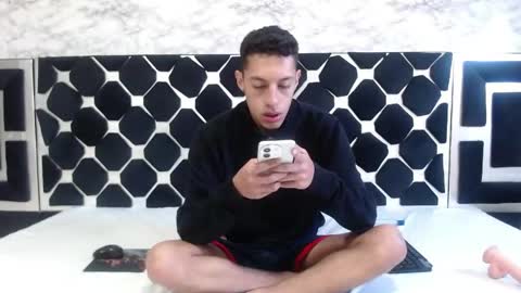 Snapshot of thiagos19 chatting on May 2026 12:17:02 AM Thiago online show from May 2026 12:17:02 AM