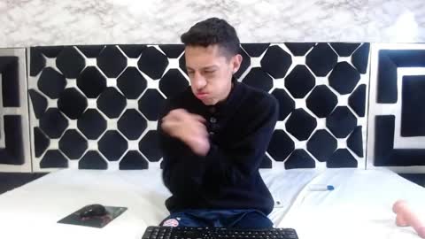 Snapshot of thiagos19 chatting on May 2026 02:27:01 AM Thiago online show from May 2026 02:27:01 AM