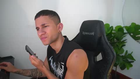 Snapshot of thin_tommy11 chatting on December 2025 07:22:01 PM thin_tommy11 online show from December 2025 07:22:01 PM