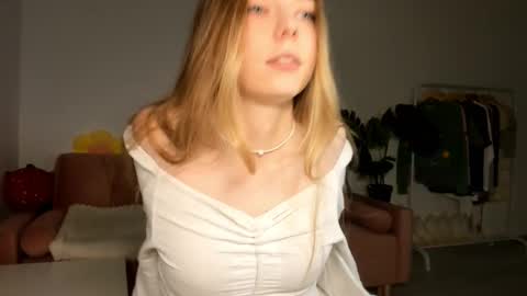 Snapshot of thisisamelia chatting on March 2025 05:06:02 PM Amelia shows on mondays fridays and sundays if anything changes im giving updates on my fansly online show from March 2025 05:06:02 PM