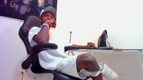 Snapshot of thomas_shelbys chatting on February 2025 01:44:02 AM Thomas online show from February 2025 01:44:02 AM