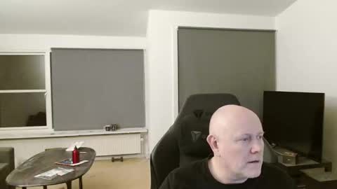 thomash32 online show from October 2025 07:36:02 PM