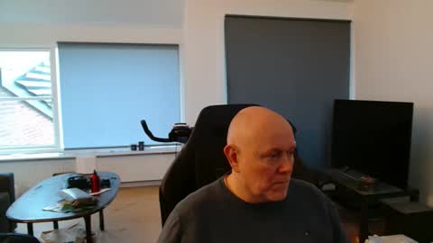 thomash32 online show from November 2025 01:55:01 PM