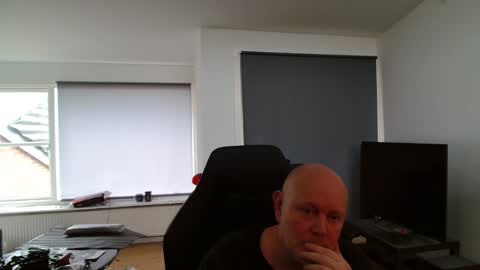 thomash32 online show from November 2025 12:41:02 PM