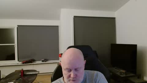 thomash32 online show from November 2025 08:57:01 PM