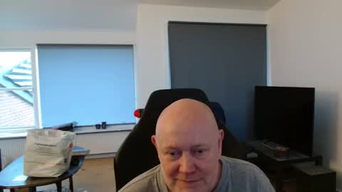 thomash32 online show from December 2025 01:09:02 PM