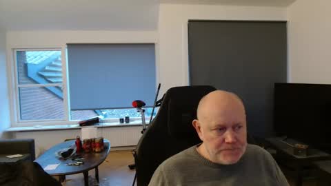 thomash32 online show from December 2025 02:01:02 PM