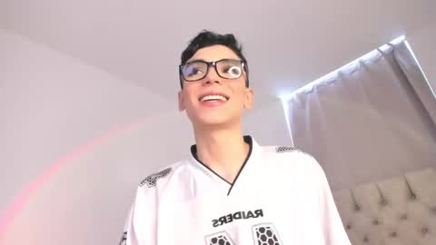 Snapshot of thomythompson chatting on September 2025 02:50:02 PM Thomy T online show from September 2025 02:50:02 PM