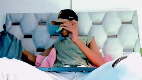 tiago_xxx_ online show from October 2025 09:21:02 PM