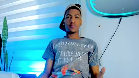 tiago_xxx_ online show from November 2025 08:51:01 PM