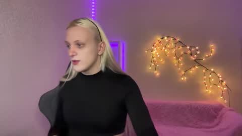 Amira online show from November 2025 09:04:02 AM