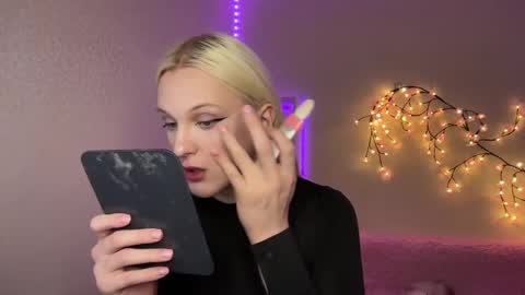 Amira online show from November 2025 10:20:01 AM