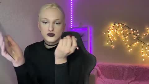 Amira online show from November 2025 08:39:02 AM