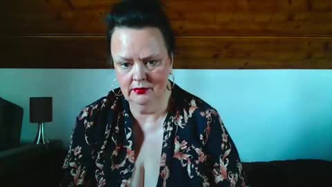 Snapshot of tiffanymature chatting on November 2025 10:47:02 AM TiffanyMature online show from November 2025 10:47:02 AM