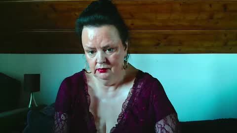 Snapshot of tiffanymature chatting on November 2025 11:31:02 AM TiffanyMature online show from November 2025 11:31:02 AM