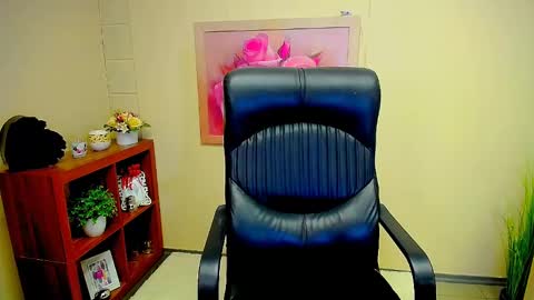 Snapshot of timeparadice chatting on February 2025 09:09:01 AM Luisa online show from February 2025 09:09:01 AM