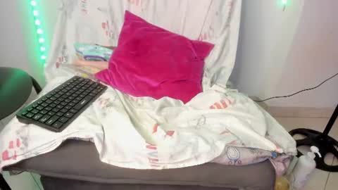 Snapshot of tinas_smith chatting on June 2026 01:37:01 PM tinas_smith online show from June 2026 01:37:01 PM